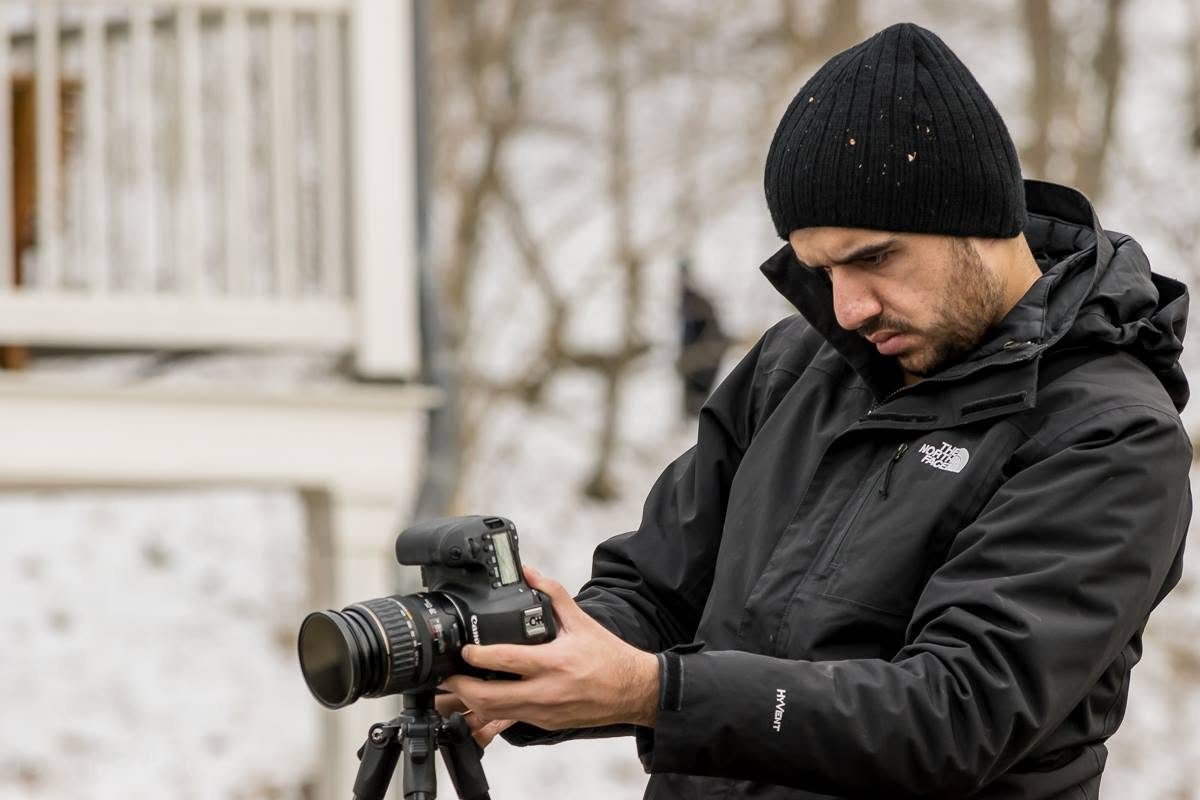 Jonas Mehmood – Immobilienfotograf bei einem Winter-Shooting mit Canon-Kamera